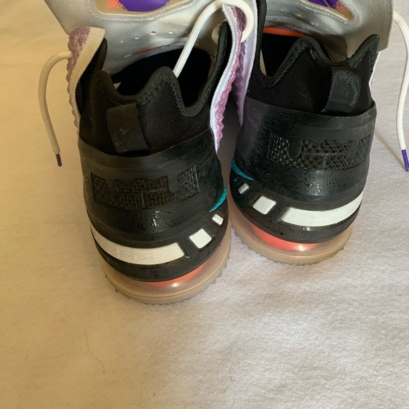 LeBron James shoe size 13 - Picture 2 of 4